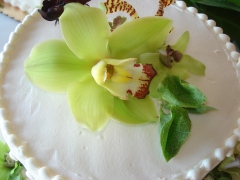 Wedding_cake_with_orchid_topper